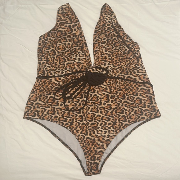 ASOS curve leopard plunge swimsuit with tie waist belt - Picture 3 of 3
